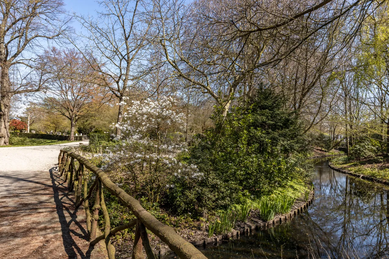 begrplaats water brugje