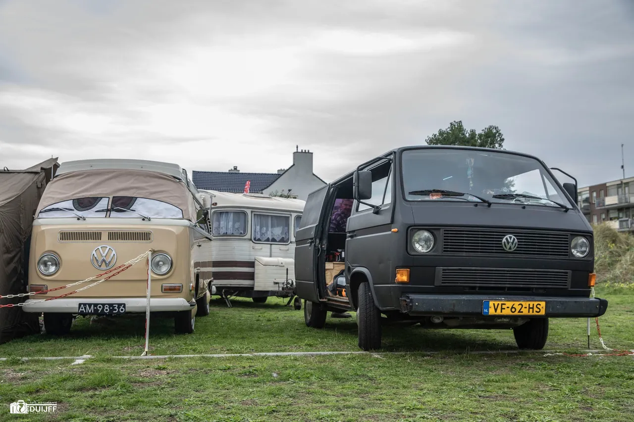 beige bus en zwarte