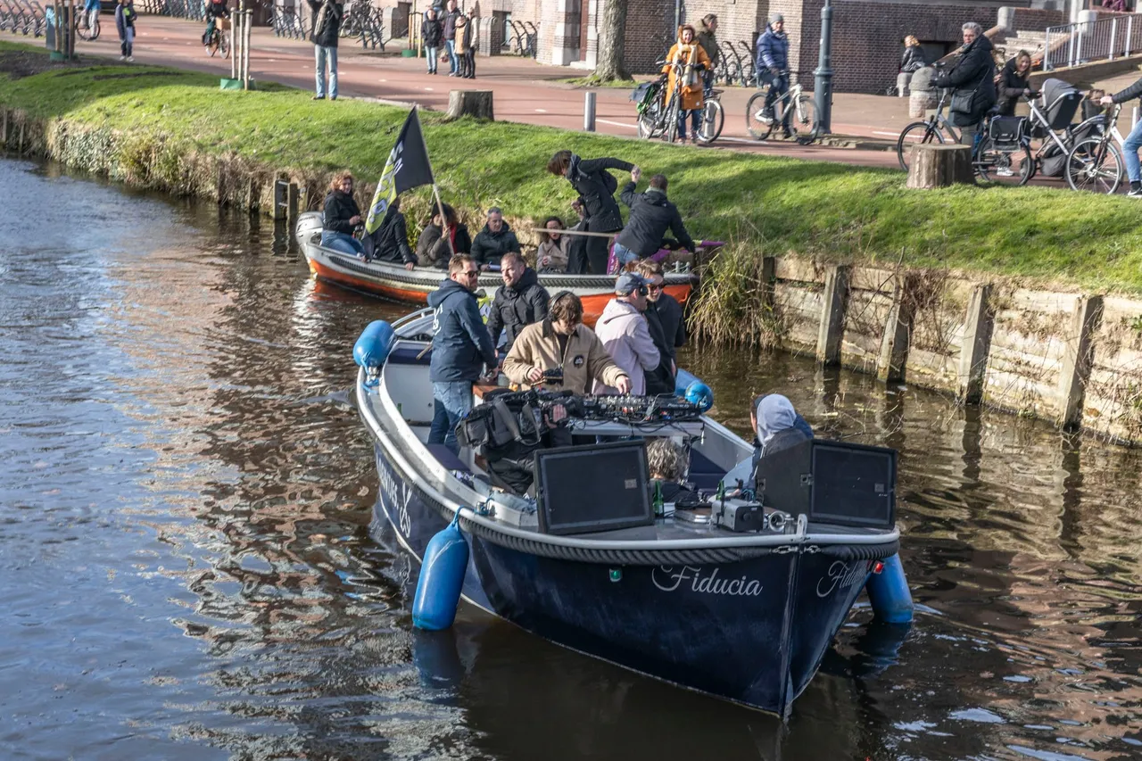 bij schouwburg verz