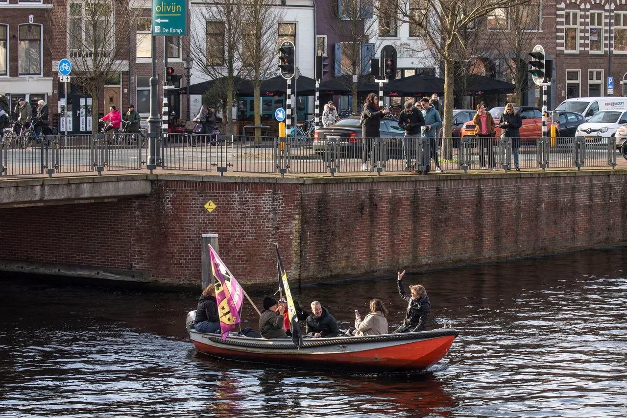 boot zwaaiende dame