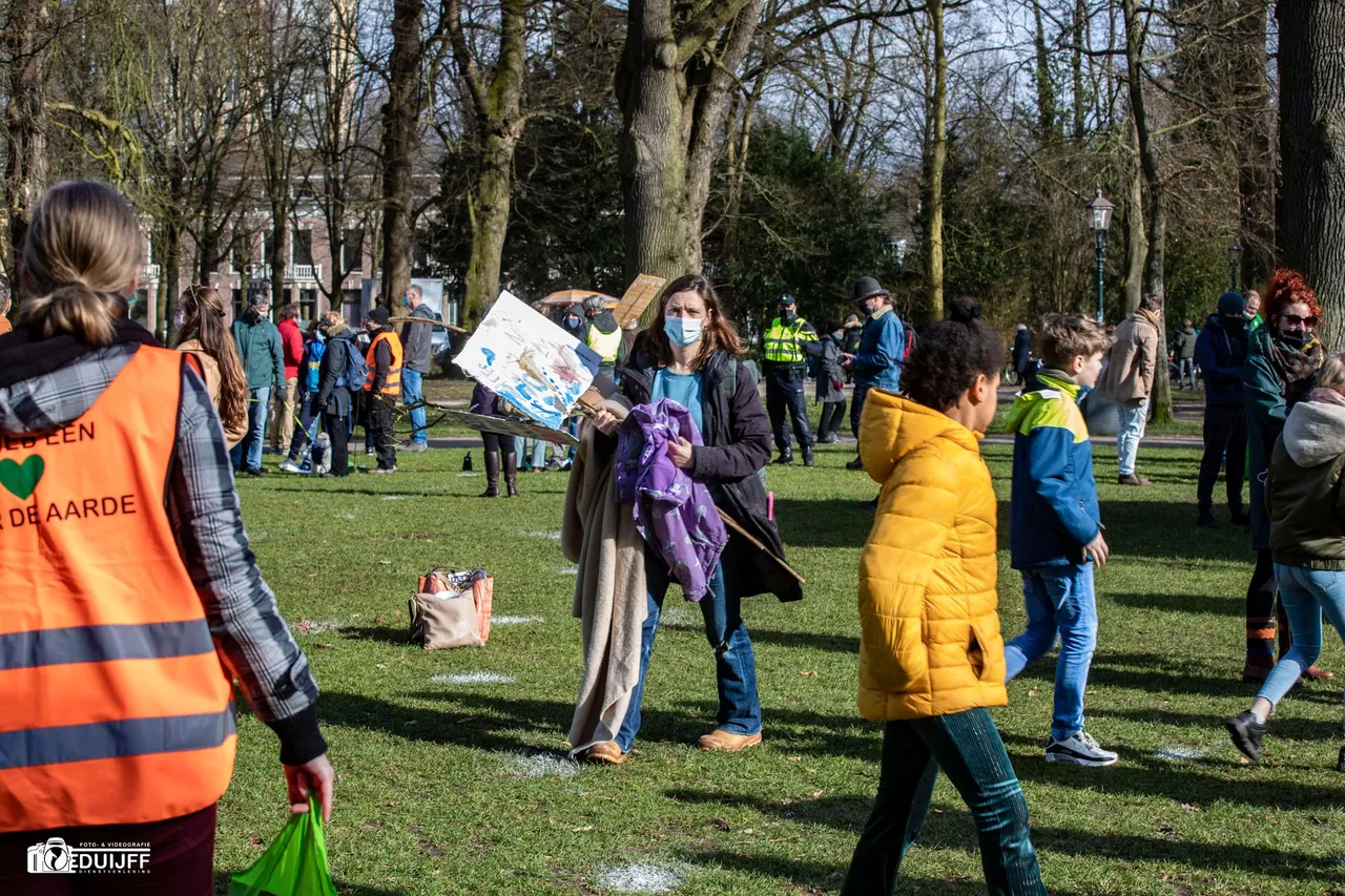 dame met kartonnen bordjes