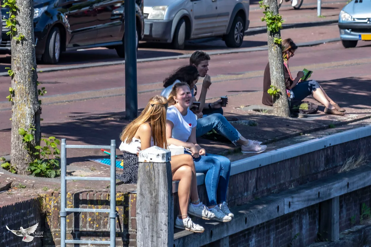 dames op de kade