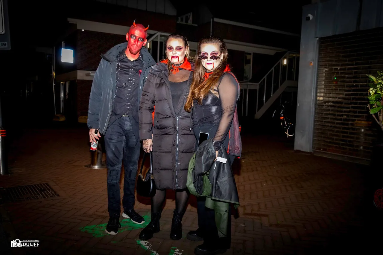 devil en two ladies