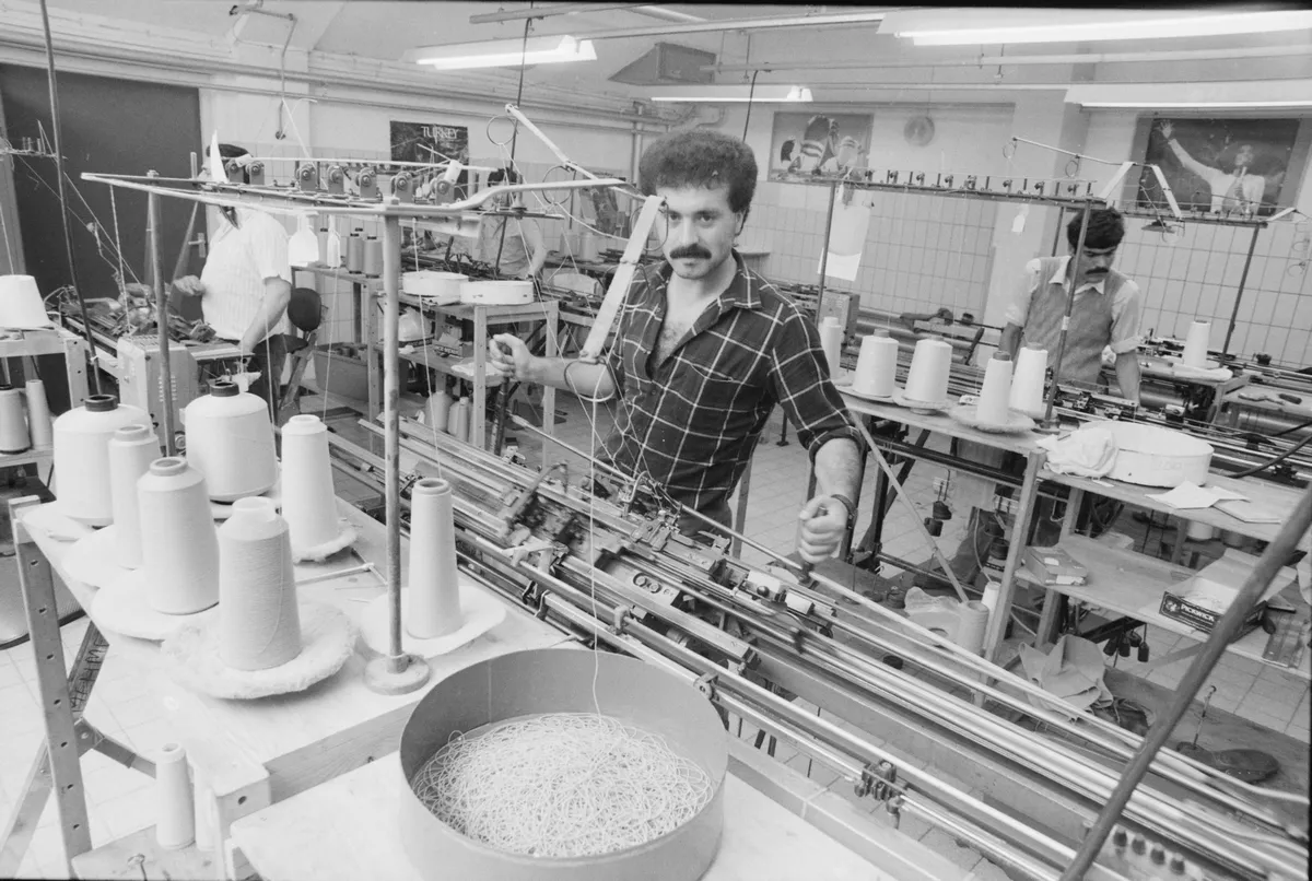 gastarbeider achter een breimachine bij varitex 1987