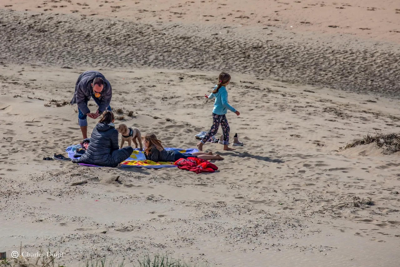 gezin mondkapjes strand