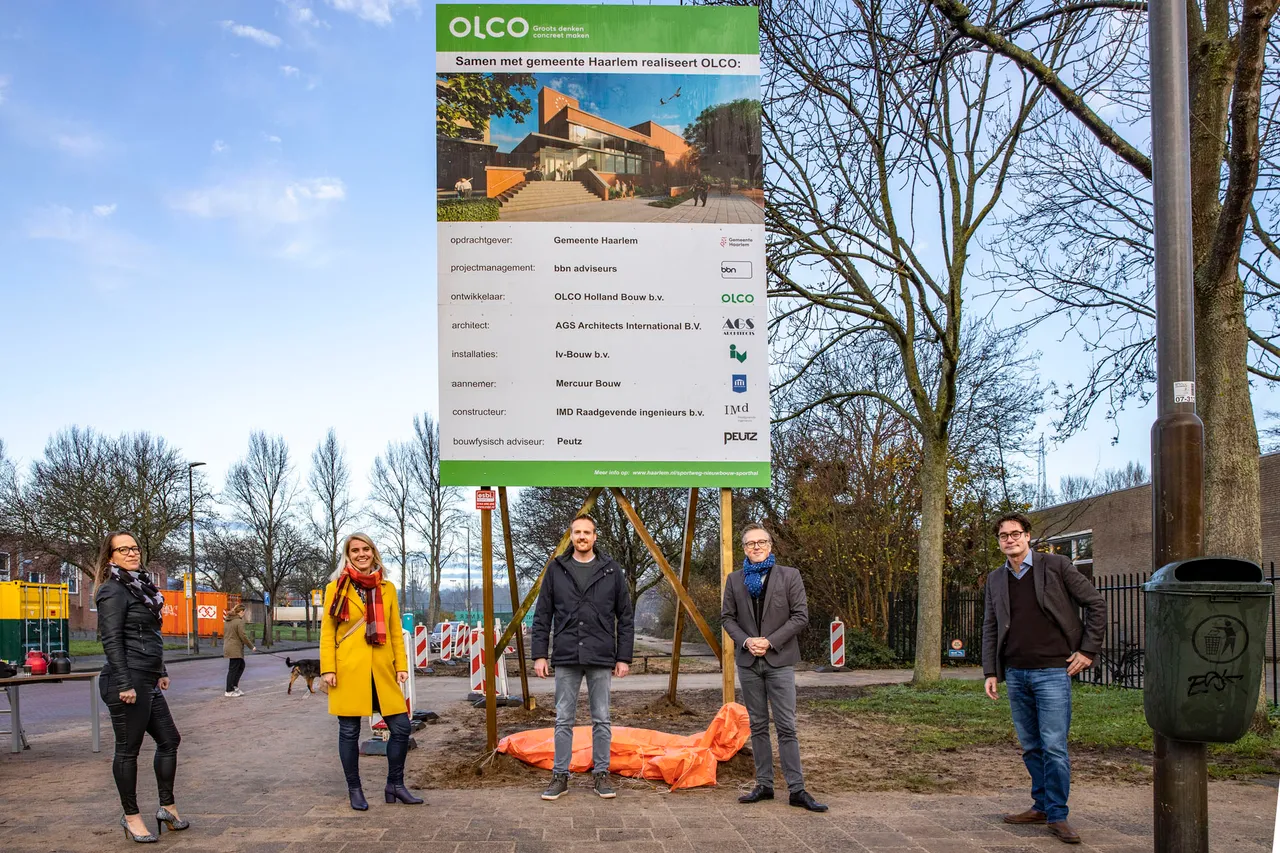 groepsfoto onthulling bord