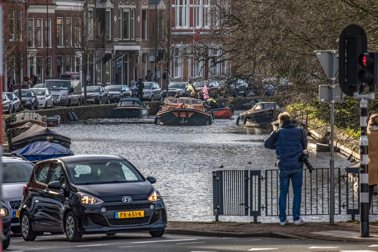 grote boot nadert