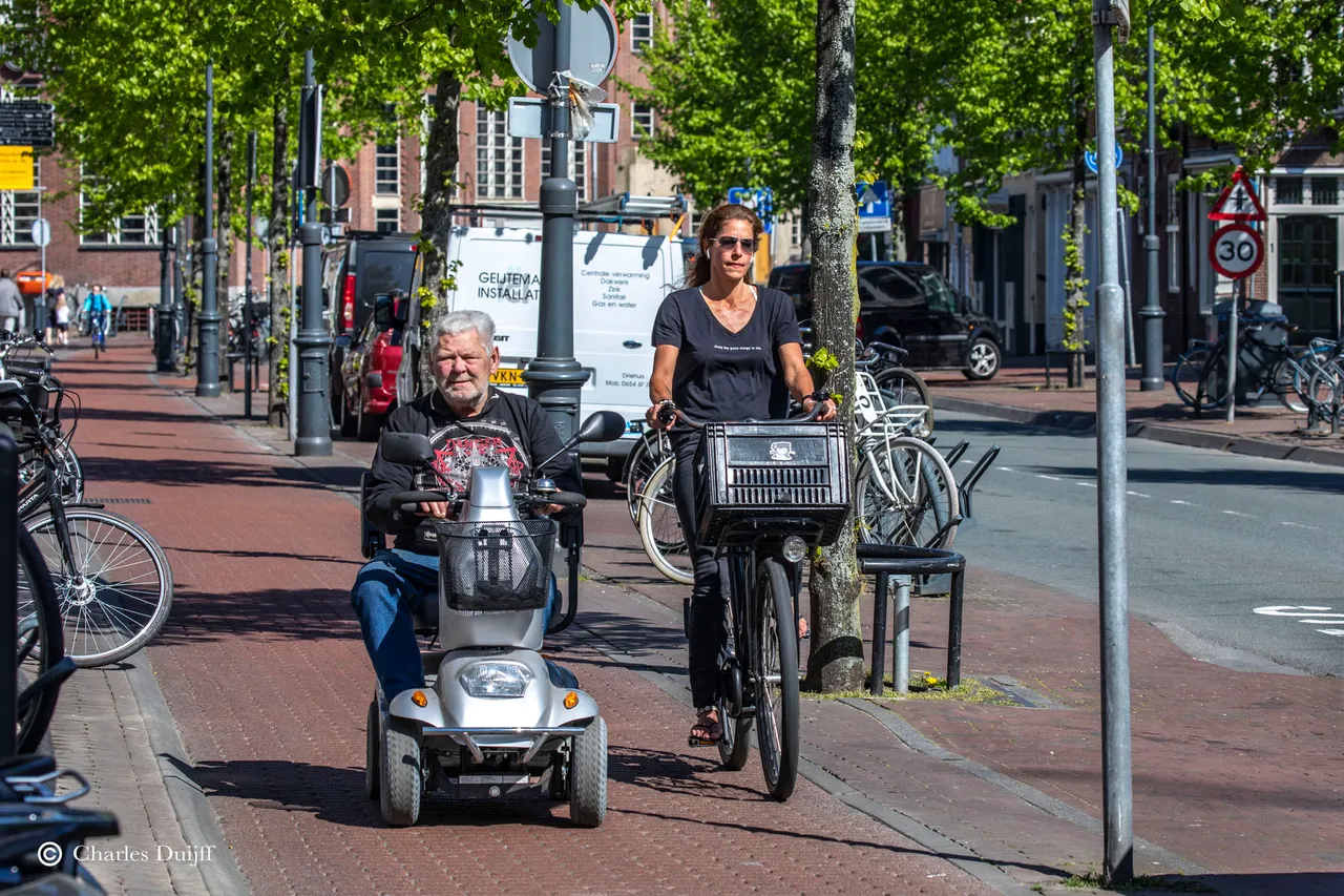 heer in scootmobiel