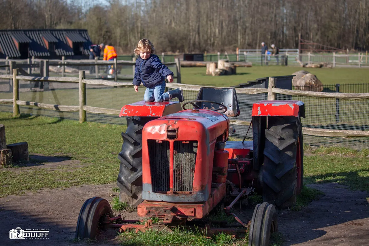 jochie op traktor 1