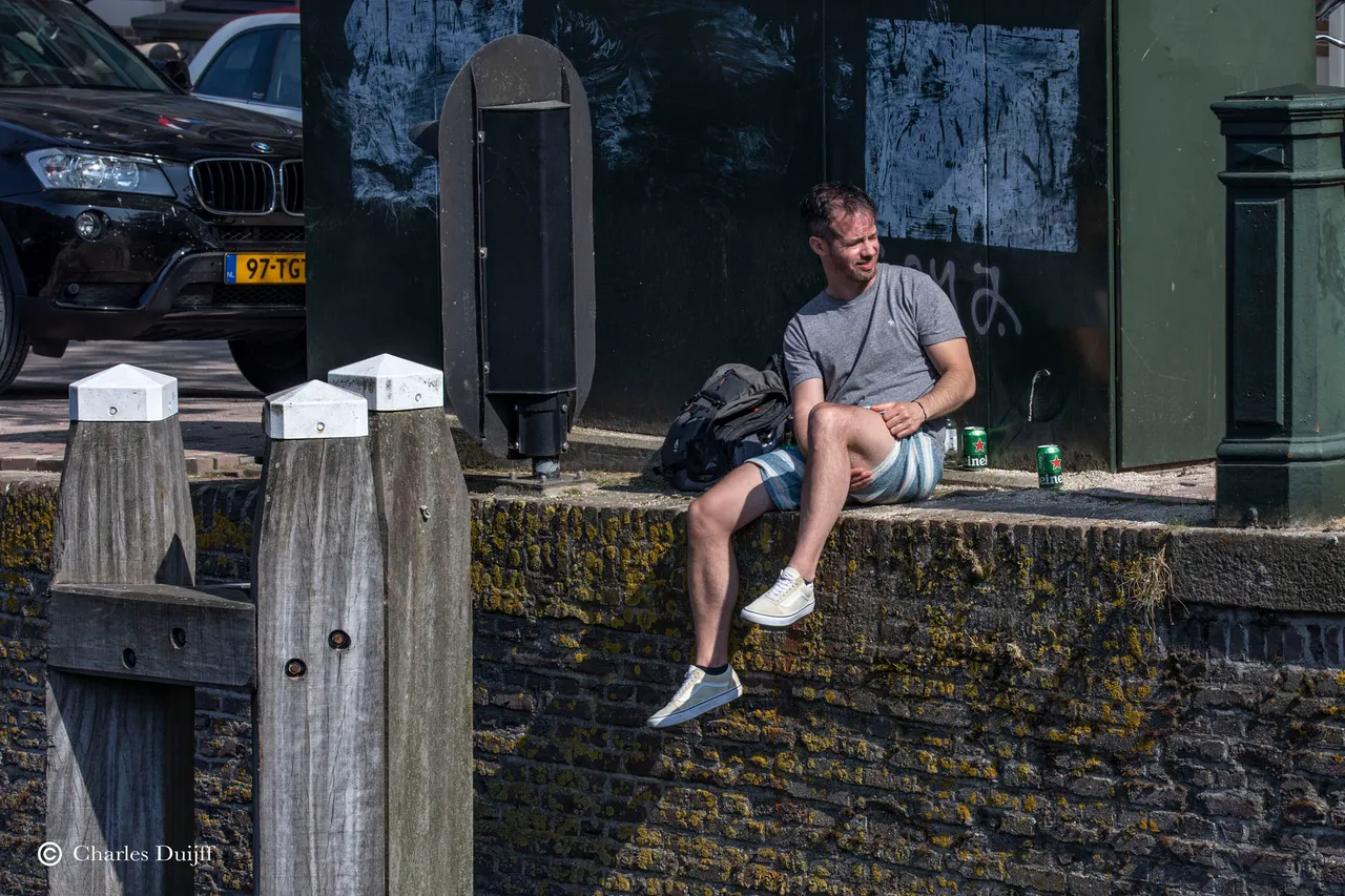 jongeman op kade