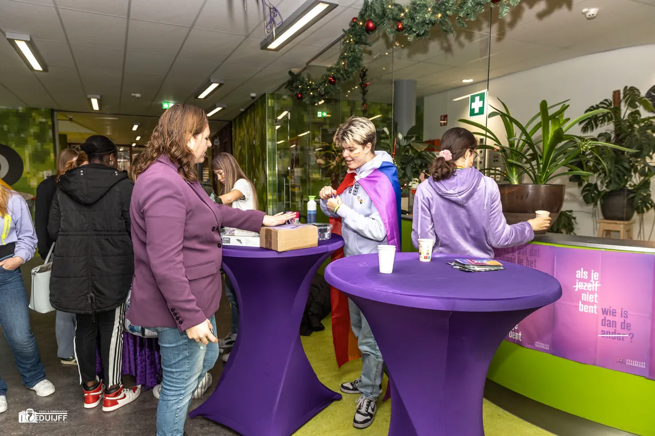 jongen bij tafel