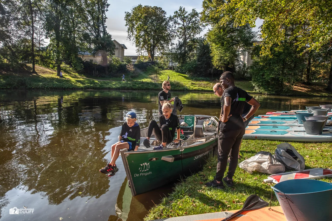 jongeren op boot