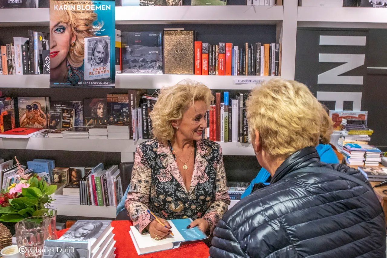 karin signeert