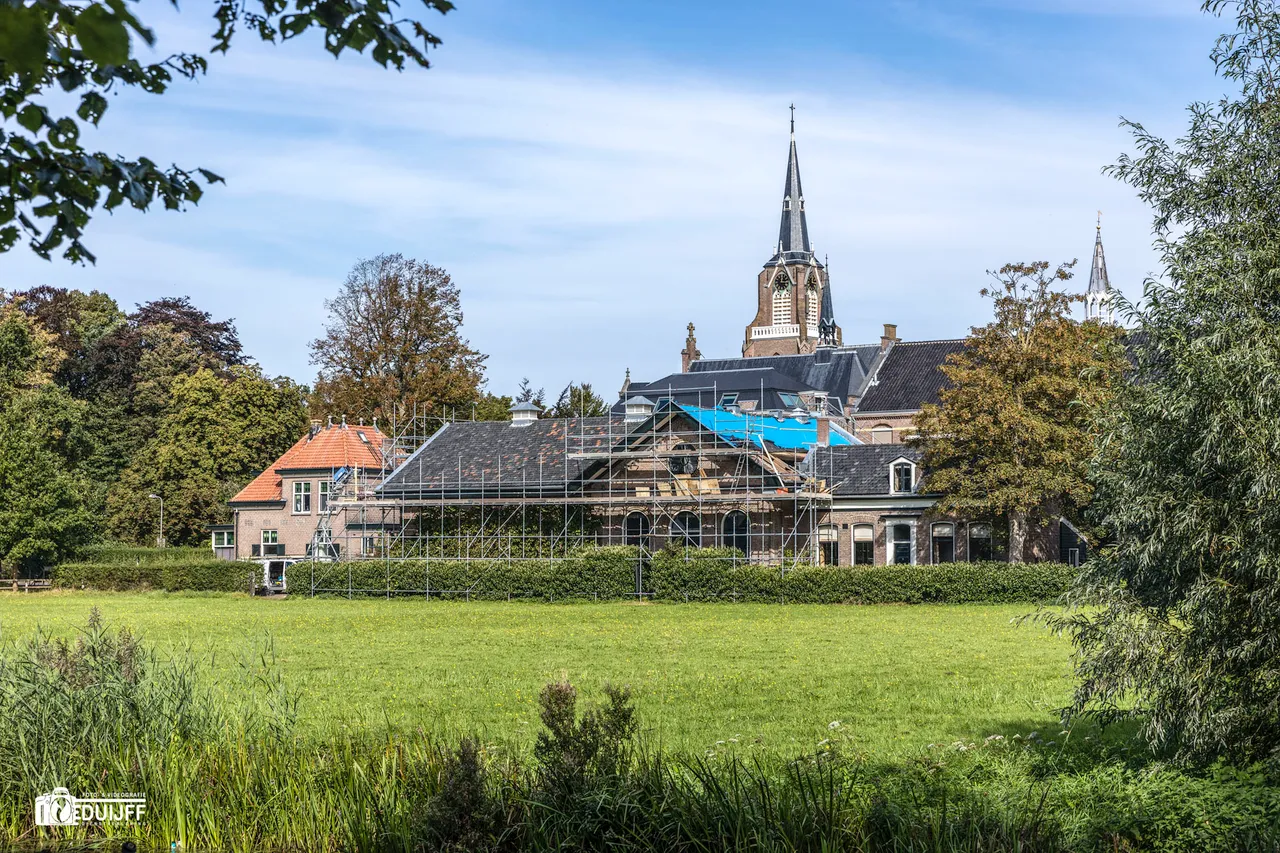 kerk vanaf houtmanpad