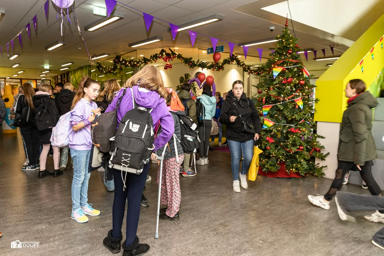 kids en kerstboom