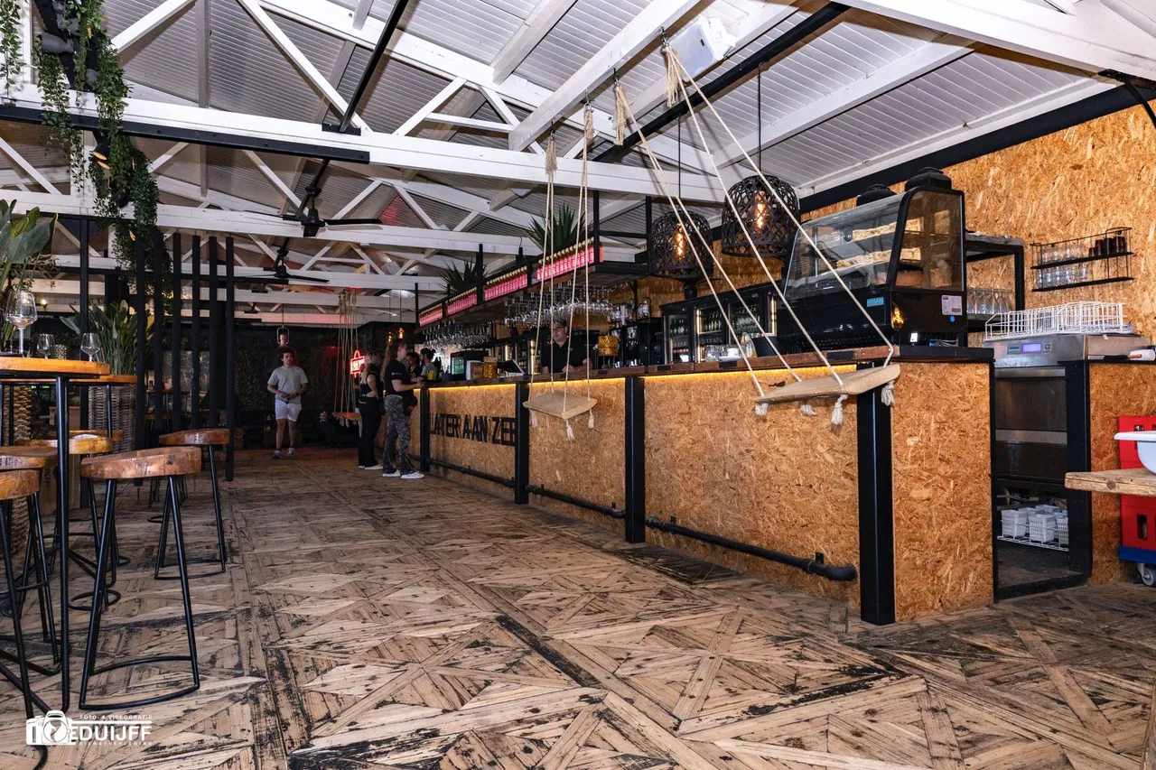 later aan zee bar
