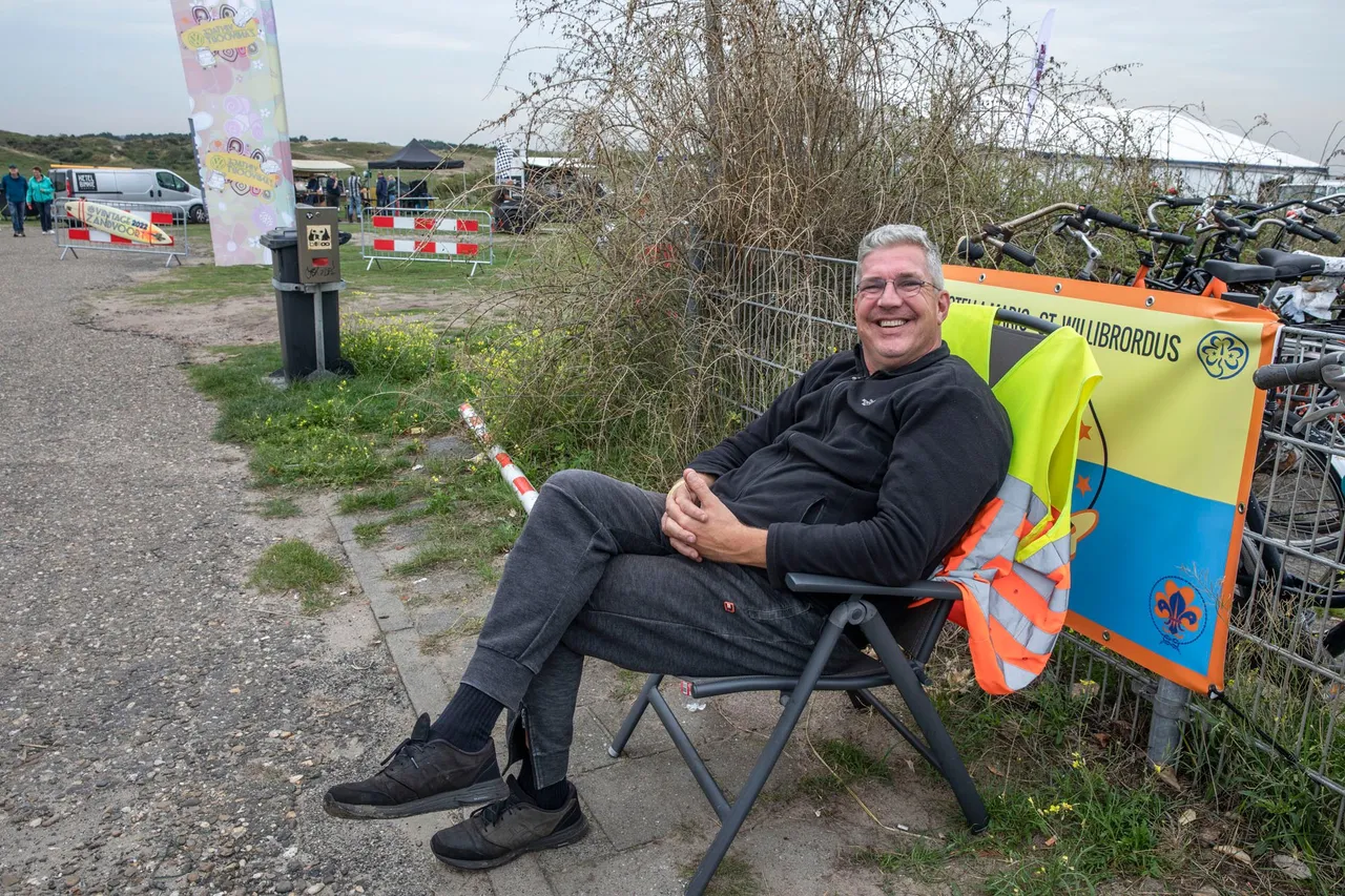man bij ingang