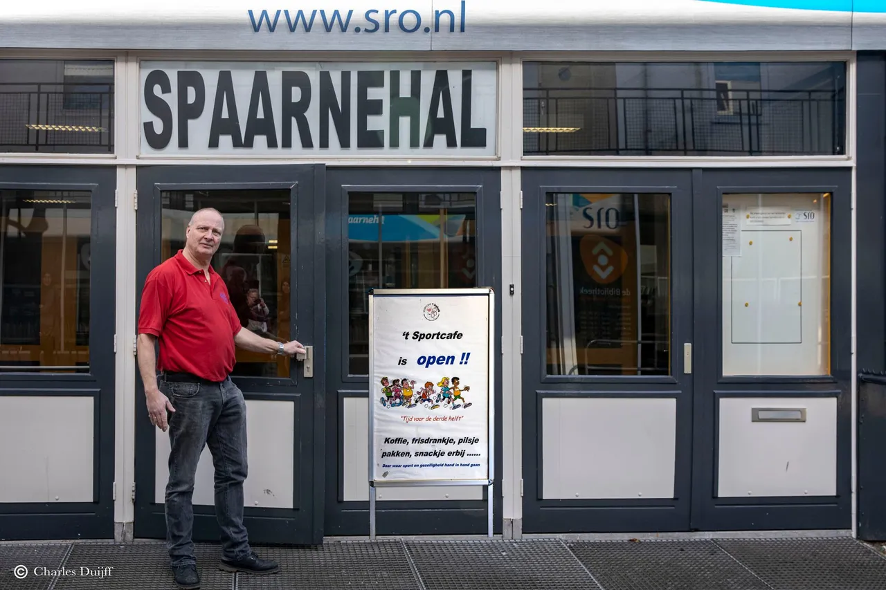 martin voor de hal