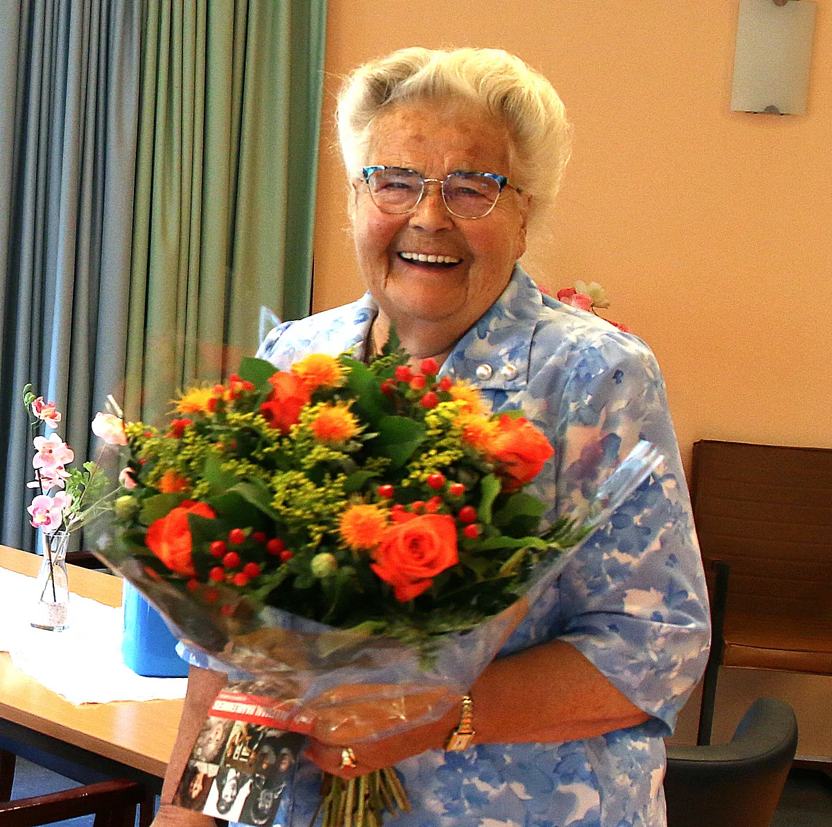 mevrouw horst leenhouts met boeket van rotary haarlem oost
