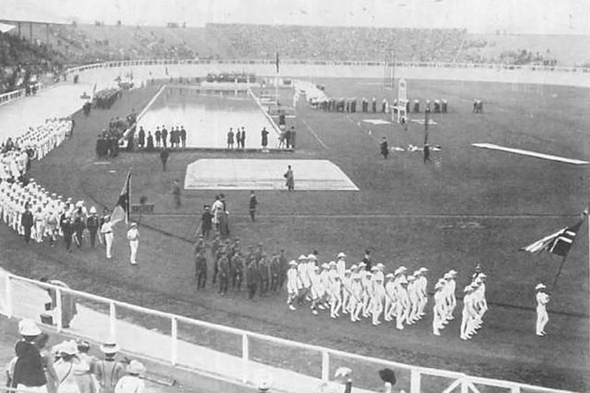 Openingsceremonie in het White City Stadium, waar ook de finish lag voor de Olympische marathon (foto: Picryl)