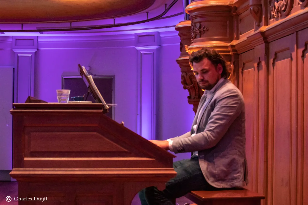 organist