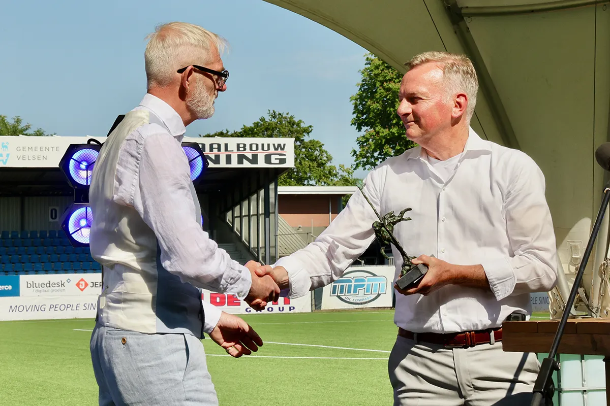 pieter de waard en burgemeester frank dales uitreiking kopieren