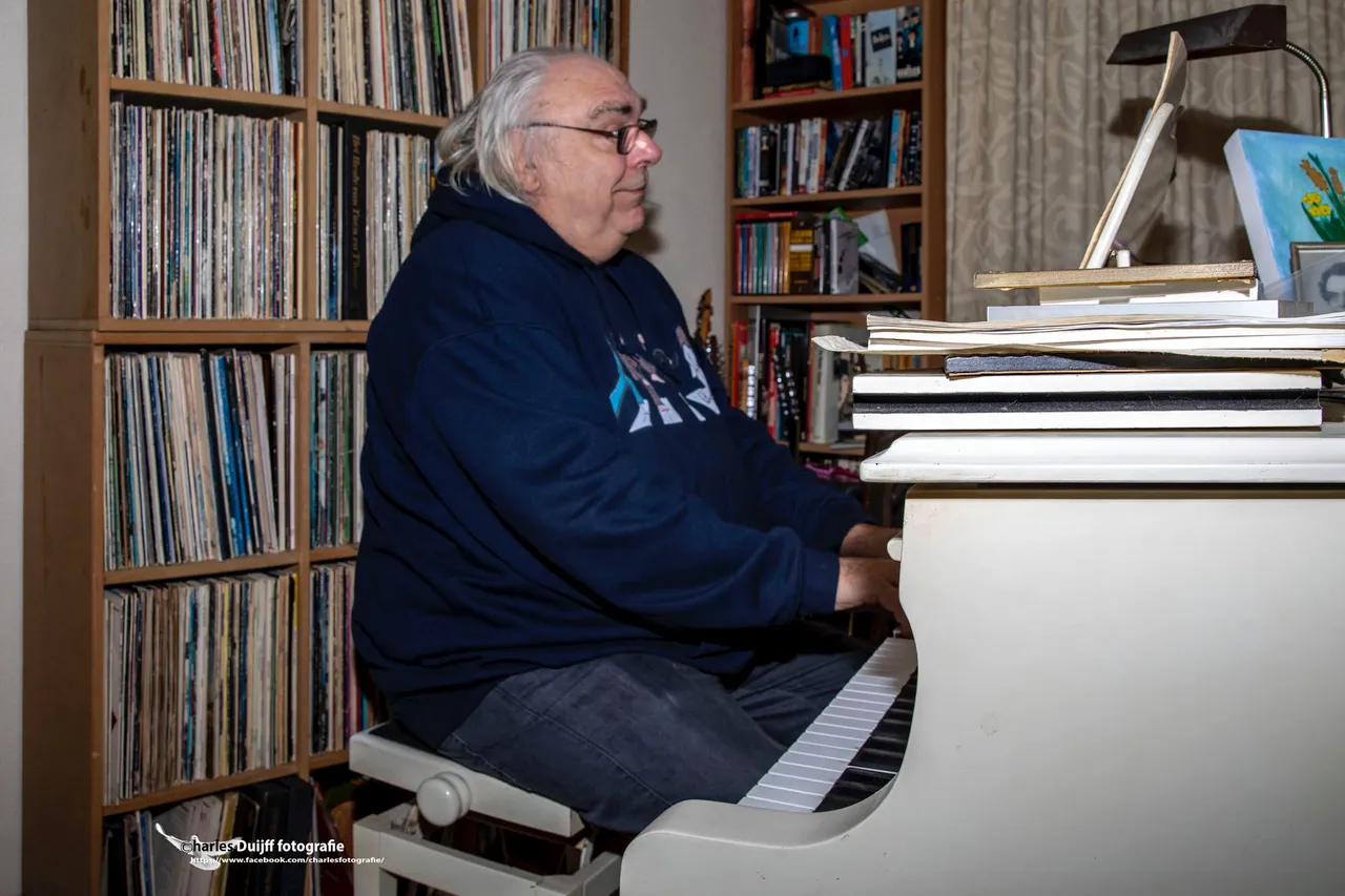 ruud achter piano