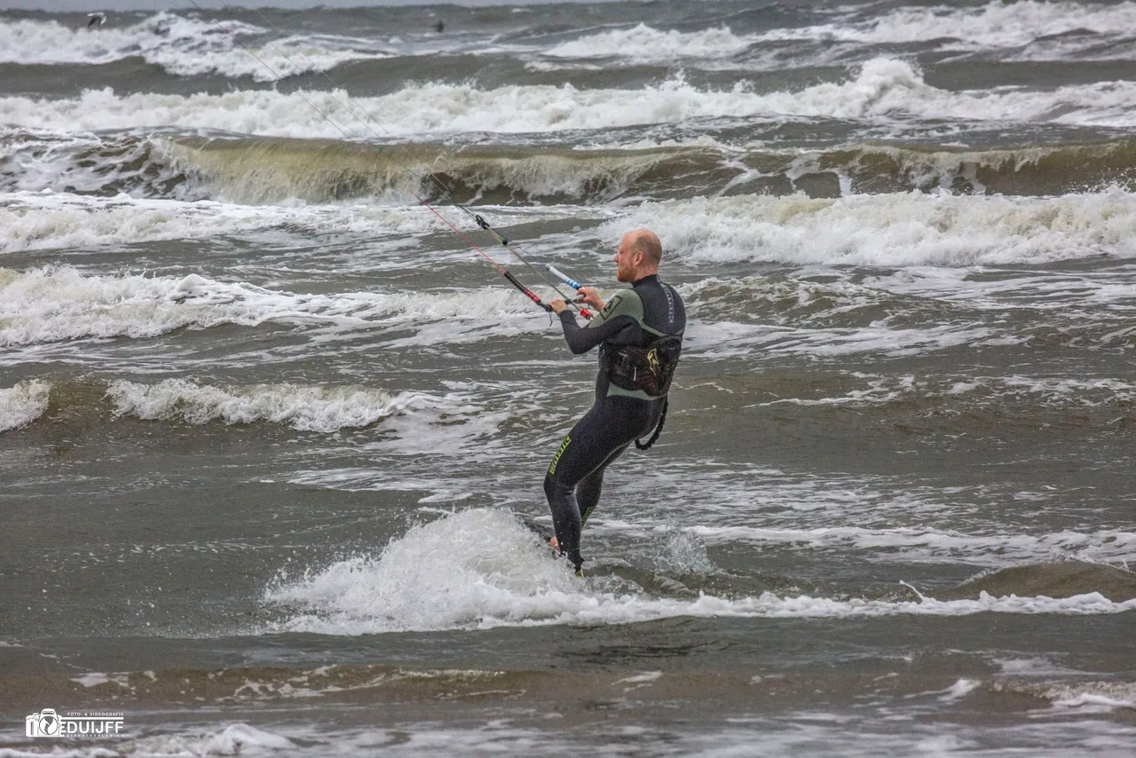 surfer close by2