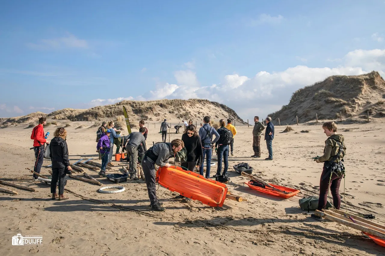 verzameld op strand