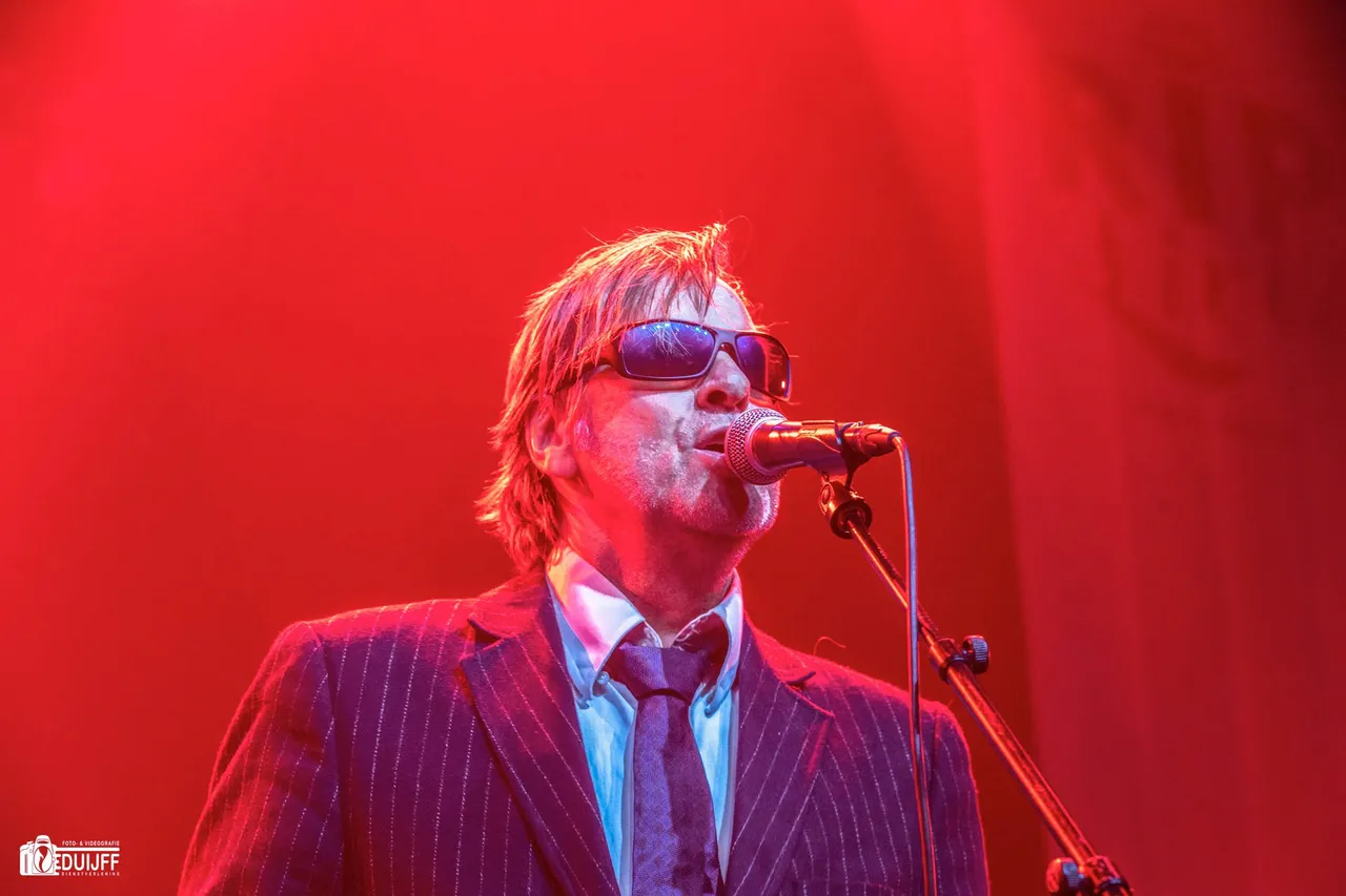 zanger in red