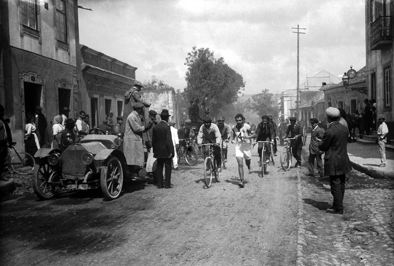 Francisco Lázaro gedurende zijn fatale Olympische Marathon (foto: Wikipedia)