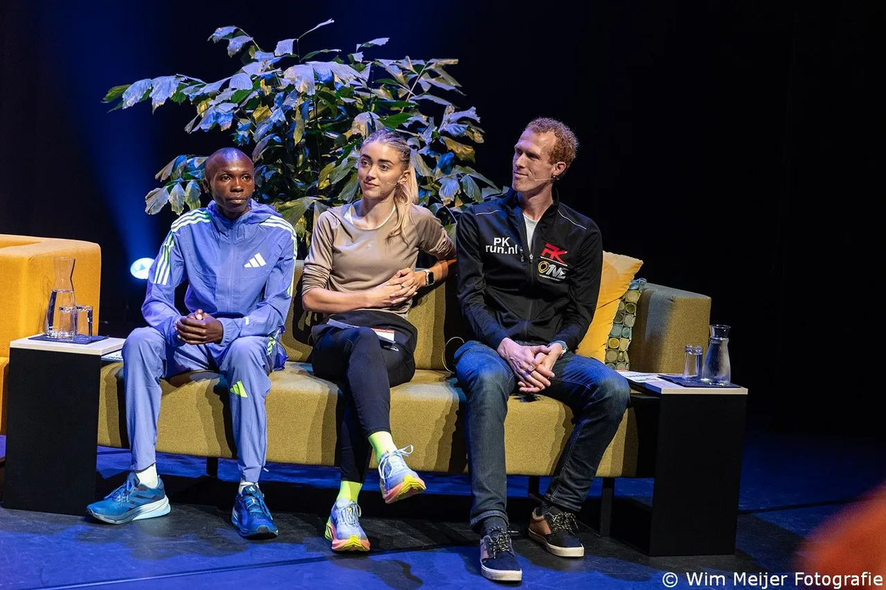 vlnr: Mathew Kimeli (winnaar Dam tot Damloop 2023),  Diane van Es en Lucas Nieuweboer)