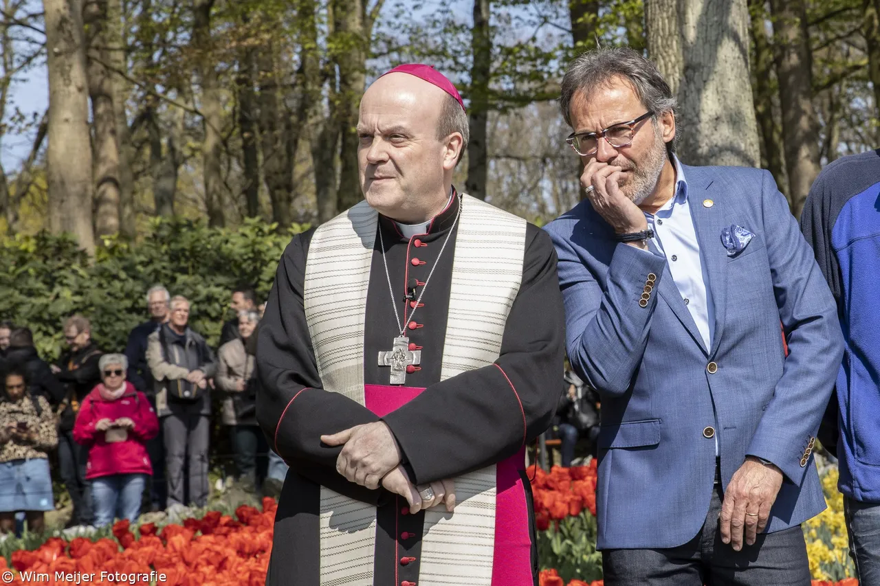3z1a9176bisschop hans van den hende en floraal vormgever paul deckers toch enigszins gespannen voor het transport