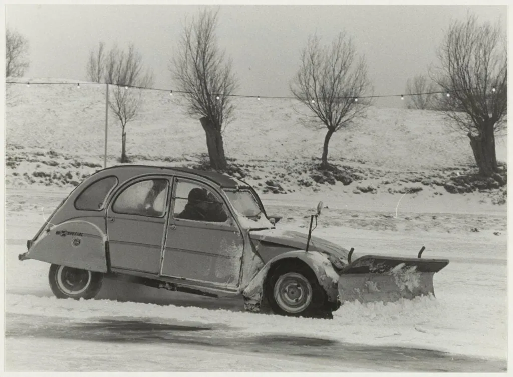 alternatieve sneeuwschuiver lelijke eend aan het werk op de natuurijsbaan nova zembla in spaarndam nl hlmnha 54006856 1024x753