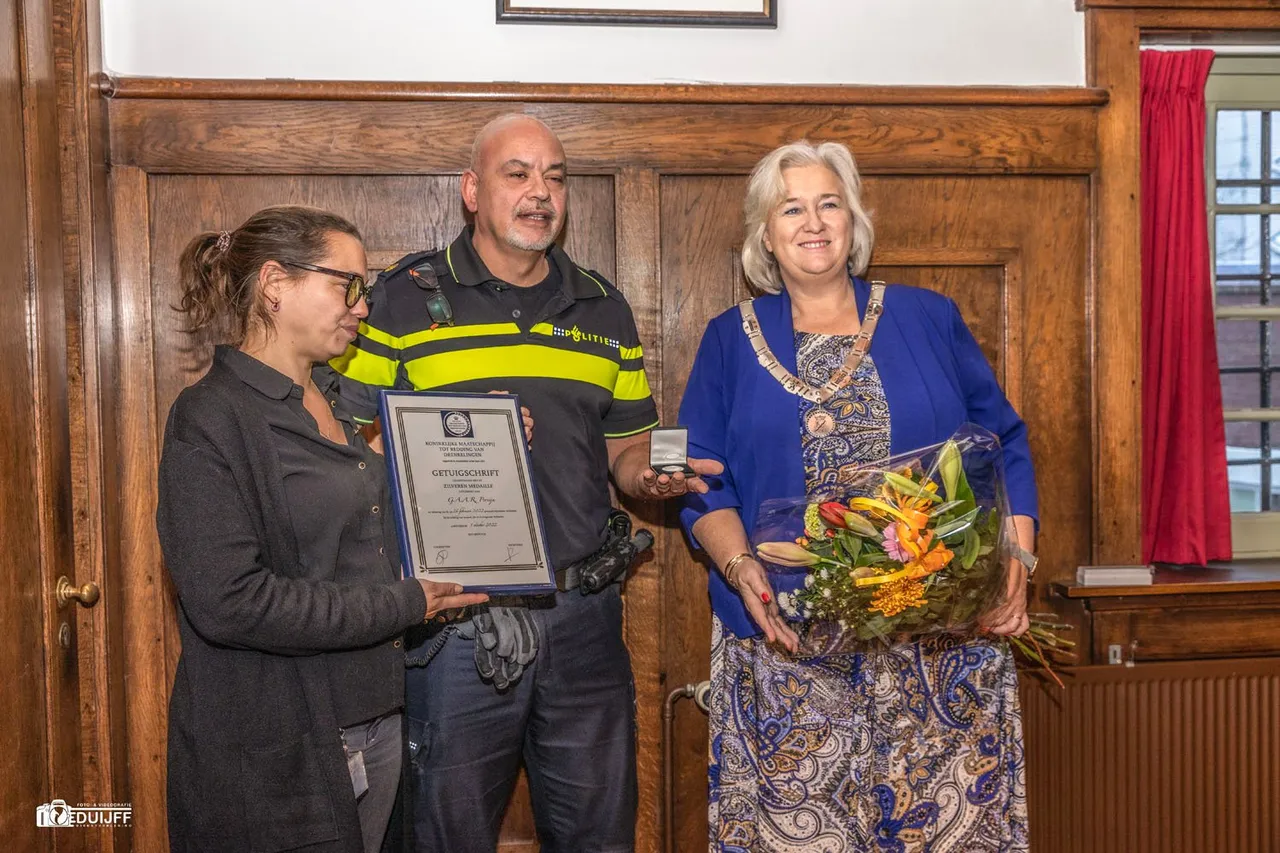 erepenning en bloemen