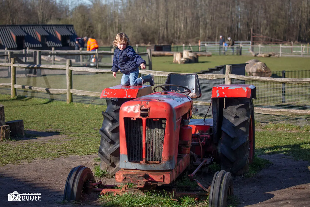 jochie op traktor 1