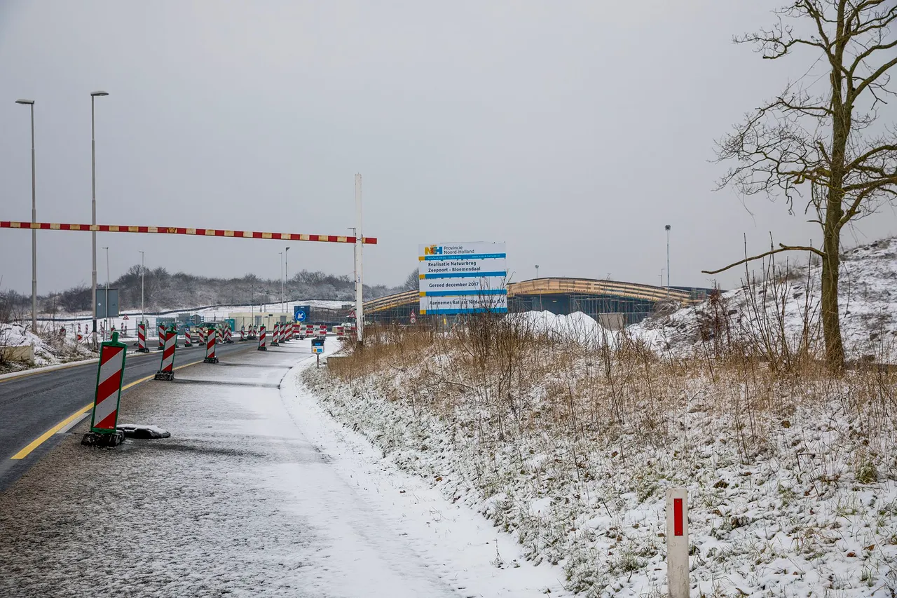 nat brug sneeuw 3k