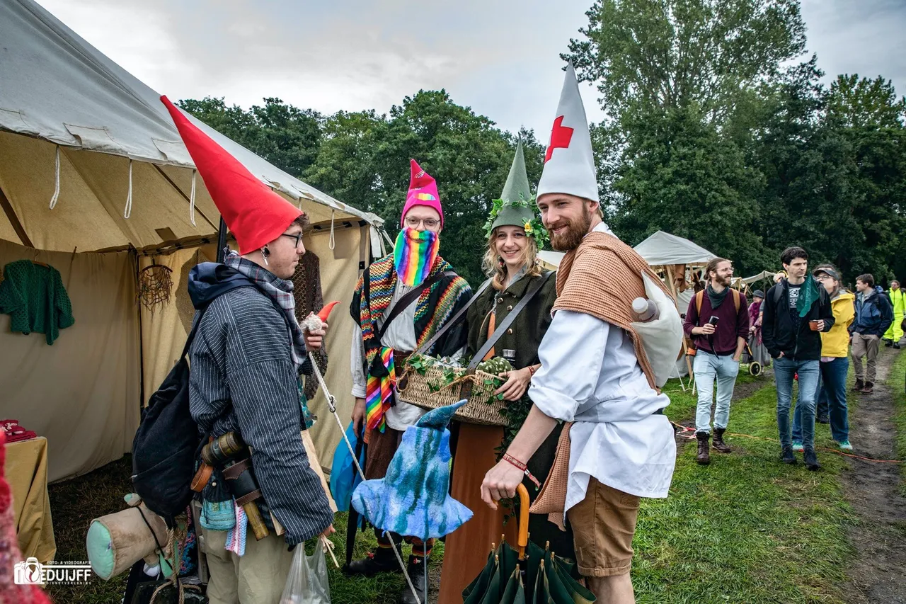 rode kruis kabouter art