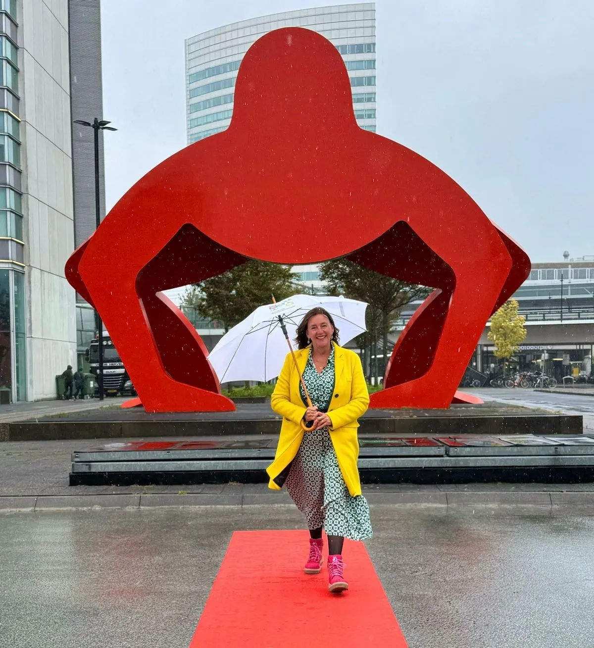 Marja Ruigrok, vicevoorzitter van het Dagelijks Bestuur van de Vervoerregio Amsterdam en wethouder Verkeer &amp; Vervoer van de gemeente Haarlemmermeer, op de rode loper.&nbsp;