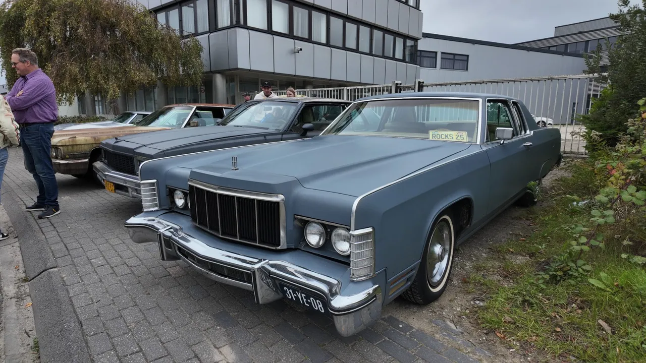 grijze auto