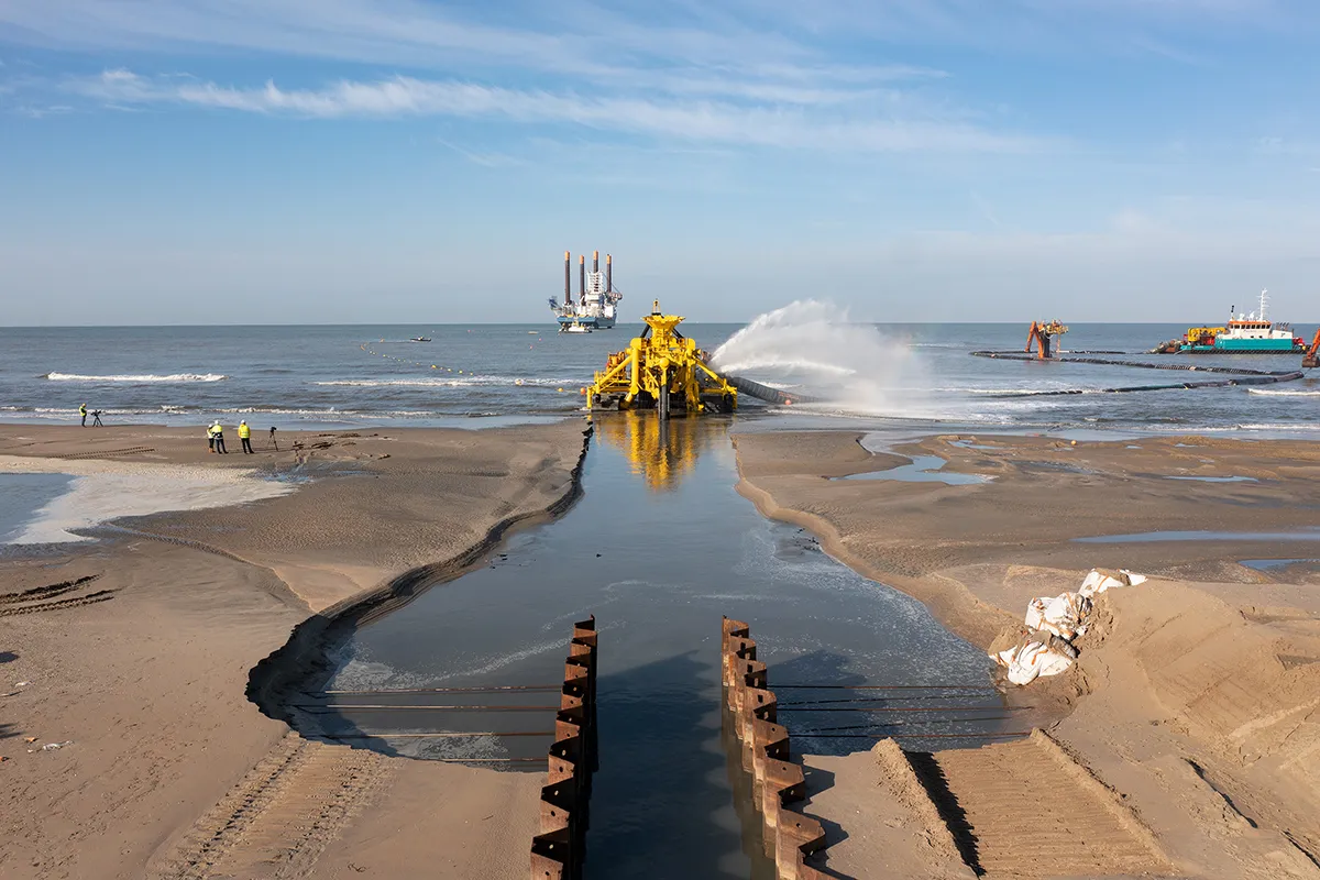 de ontvangstkuip op het strand van heemskerk wijk aan zee van waaruit de moonfish de elektriciteitskabel begraaft fotograaf jorrit t hoen