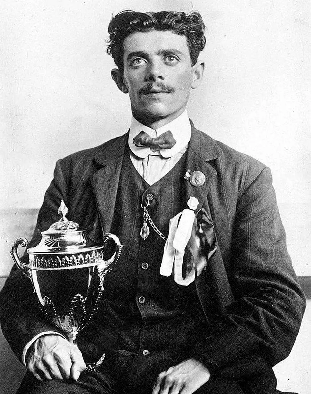 Dorando Pietri met zijn 'troostbeker' (foto: Picryl)