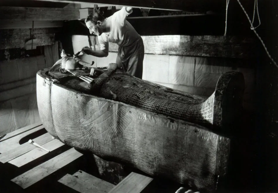 howard carter in the king tutankhamens tomb wiki