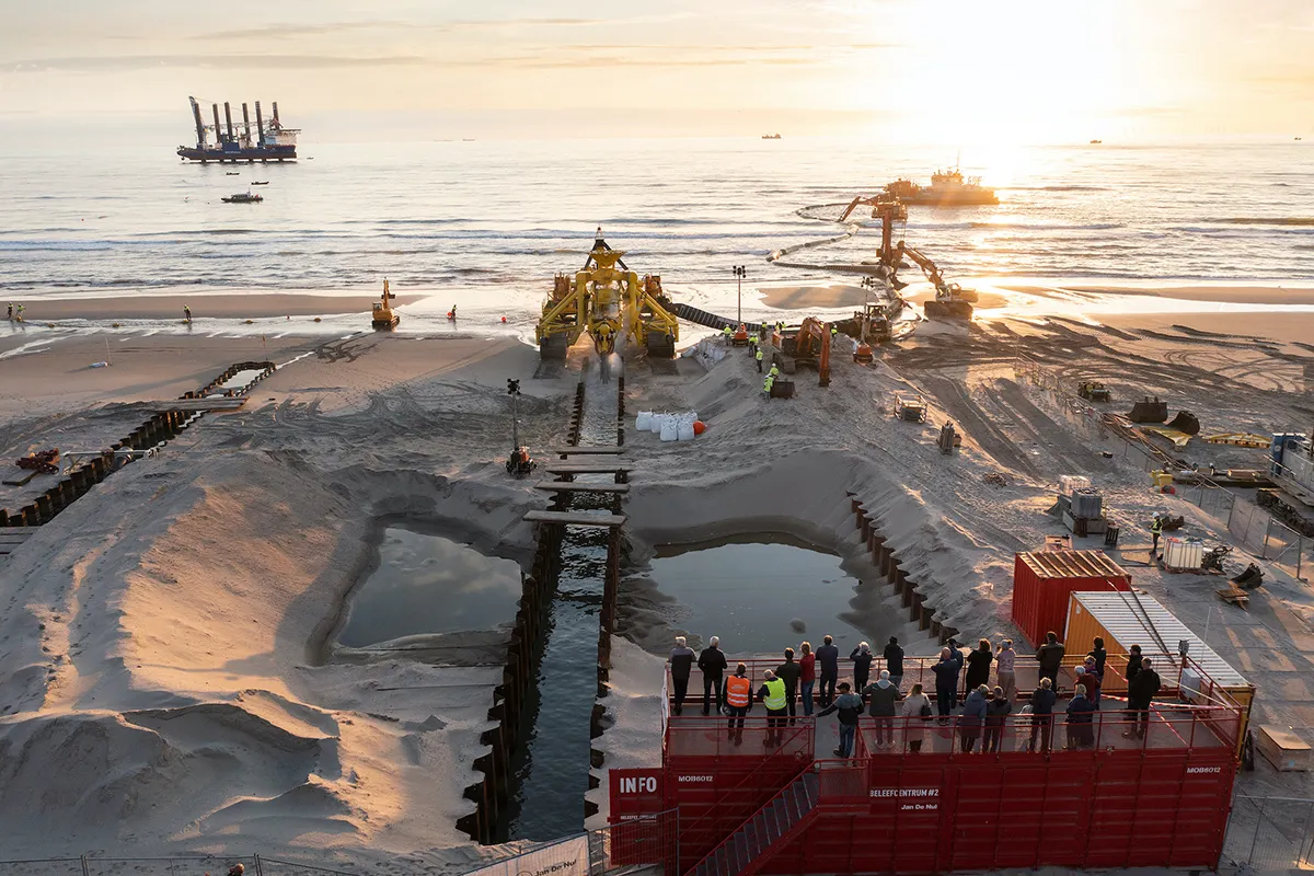 moonfish begraaft dezeekabel op het strand van heemskerk wijk aan zee fotograaf jorrit t hoen 1