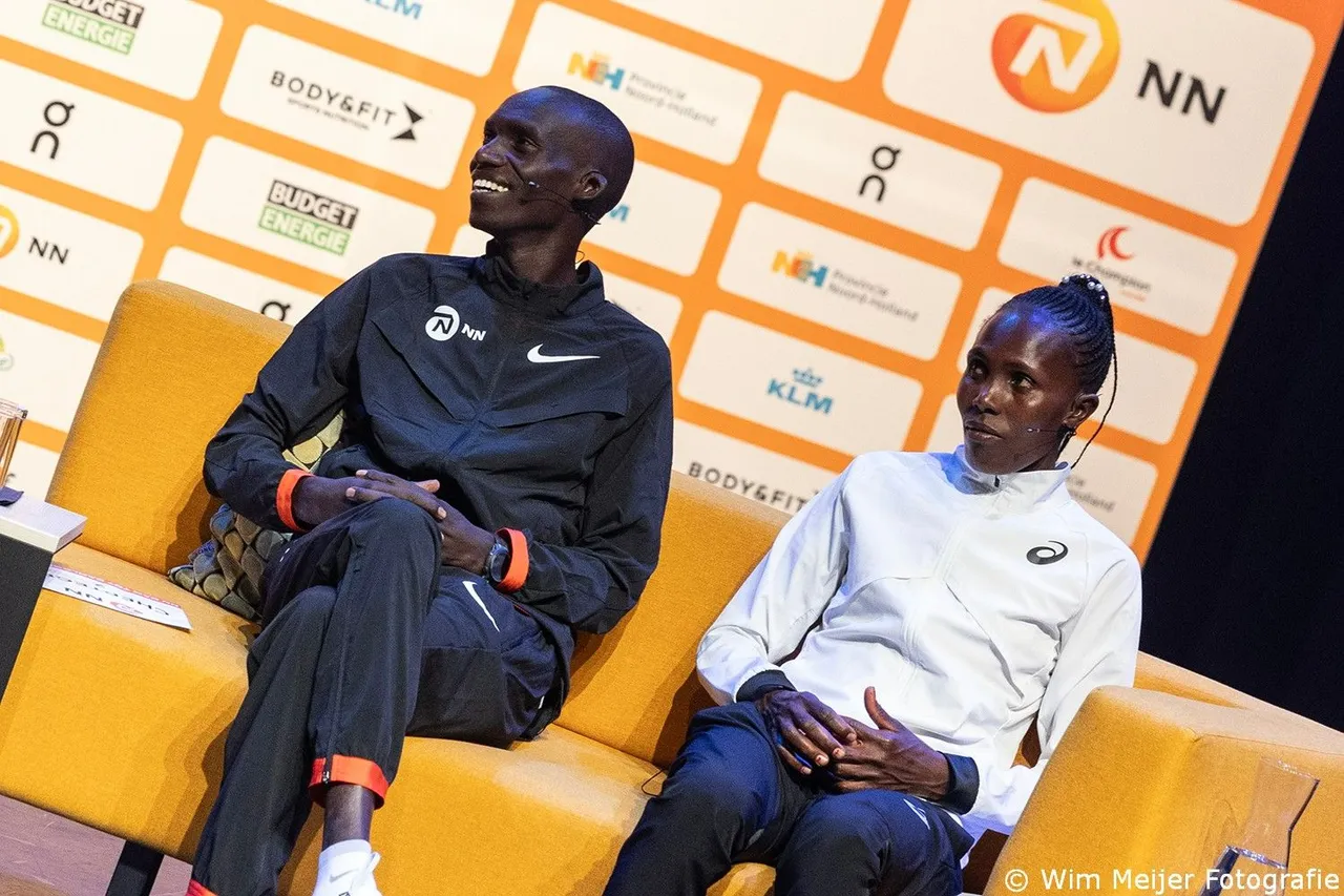 De grote favorieten Joshua Cheptegei en Gladys Chepkuru