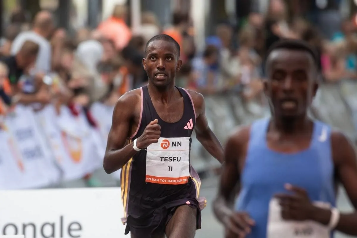 Filmon Tesfu, eerste Nederlander in Rotterdam, tijdens de Dam-tot-Damloop in 2024