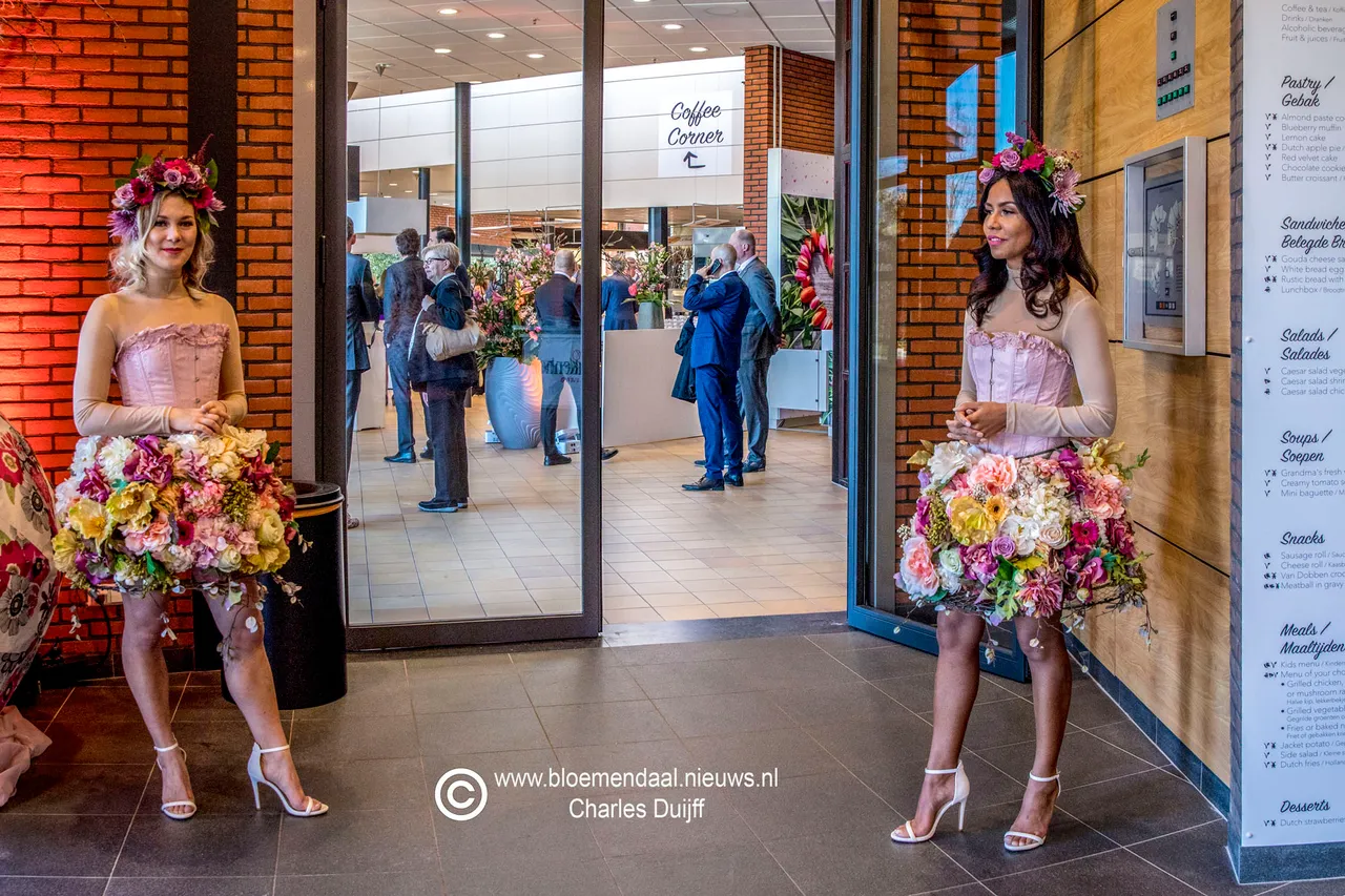 dames met bloemenjurk