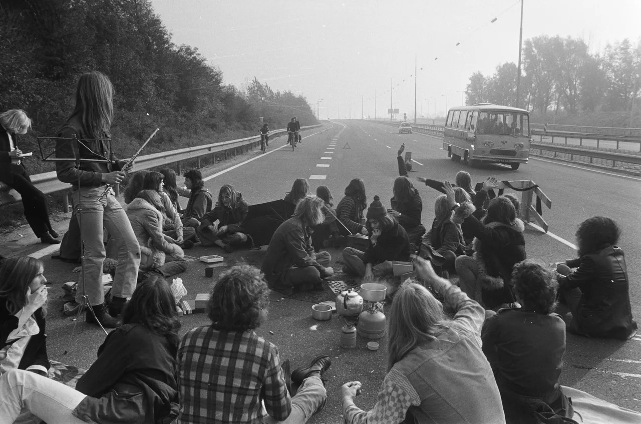 een groep mensen picknickt op de autosnelweg bestanddeelnr 926 8015
