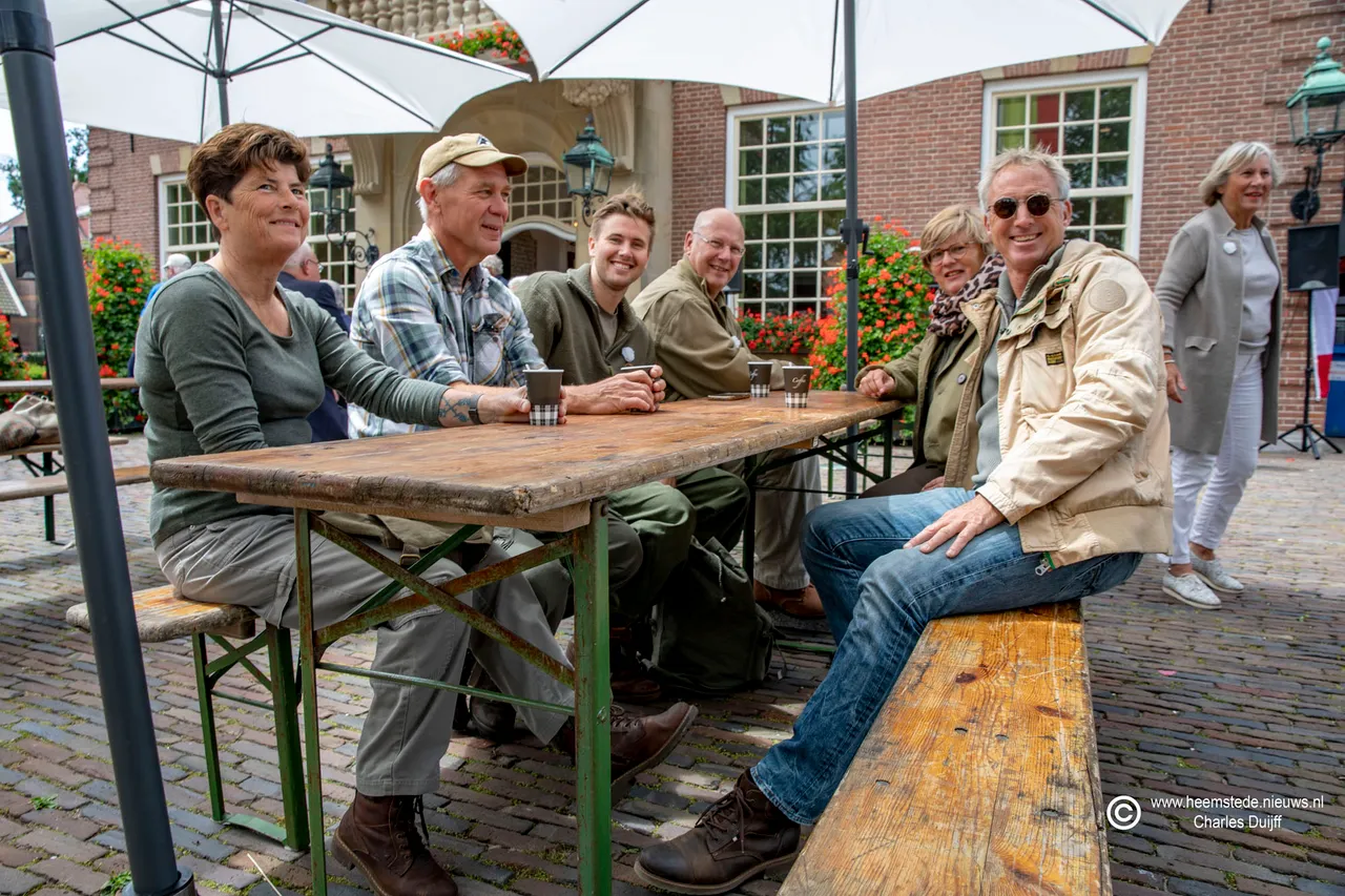 gezschap aan tafel