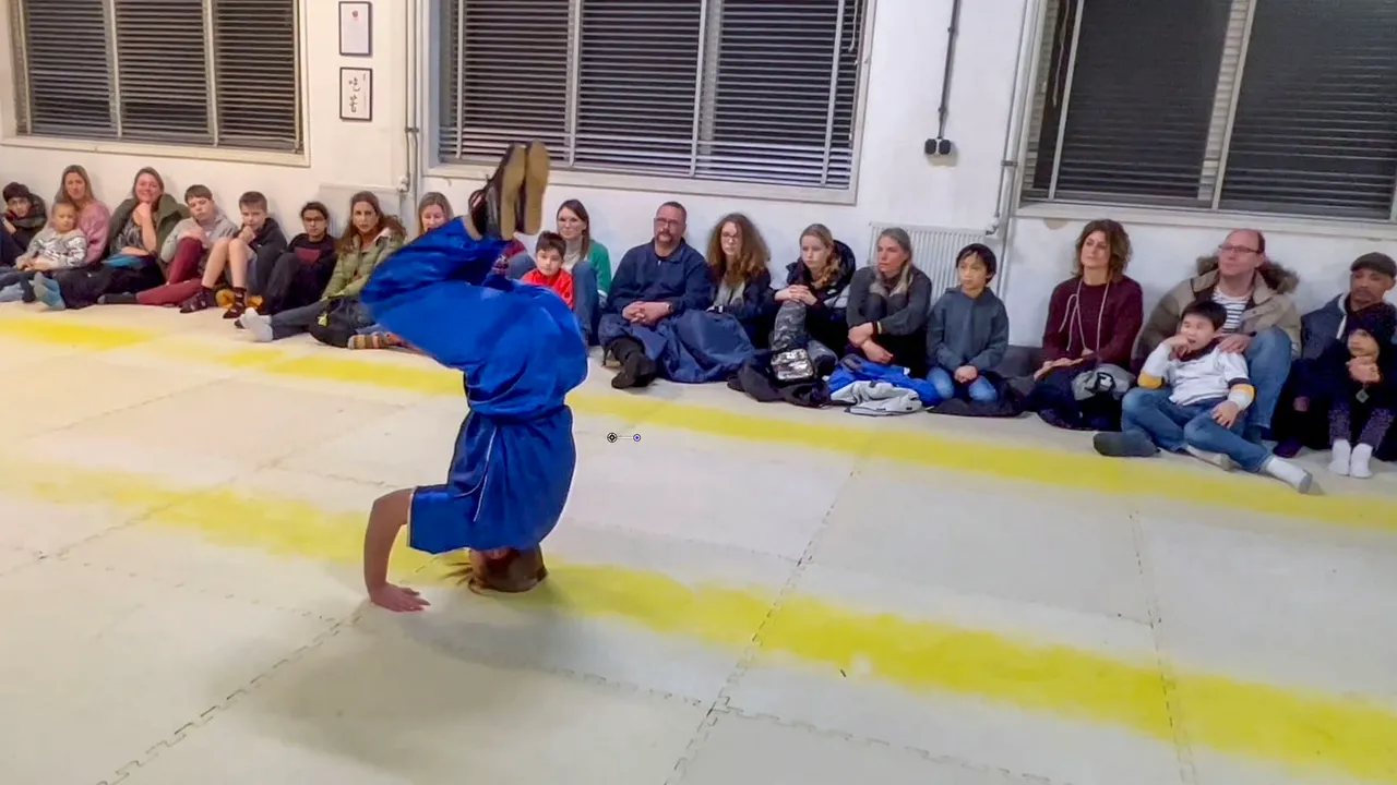 handstand meisje blauw